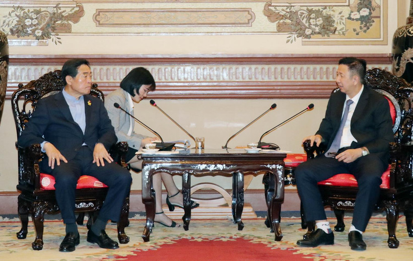 Ông Phạm Đức Hải, Phó Chủ tịch Hội đồng Nhân dân Thành phố Hồ Chí Minh tiếp ông Yoon Wha-sub, Thị trưởng thành phố Ansan (tỉnh Gyeonggi, Hàn Quốc). (Ảnh: Tiến Lực/TTXVN)