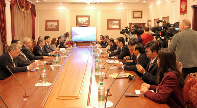 Buổi làm việc giữa đoàn Bình Thuận và Thống đốc tỉnh Kaluga, ông Anatoly Artamonov. (Ảnh: Hồng Quân/TTXVN)