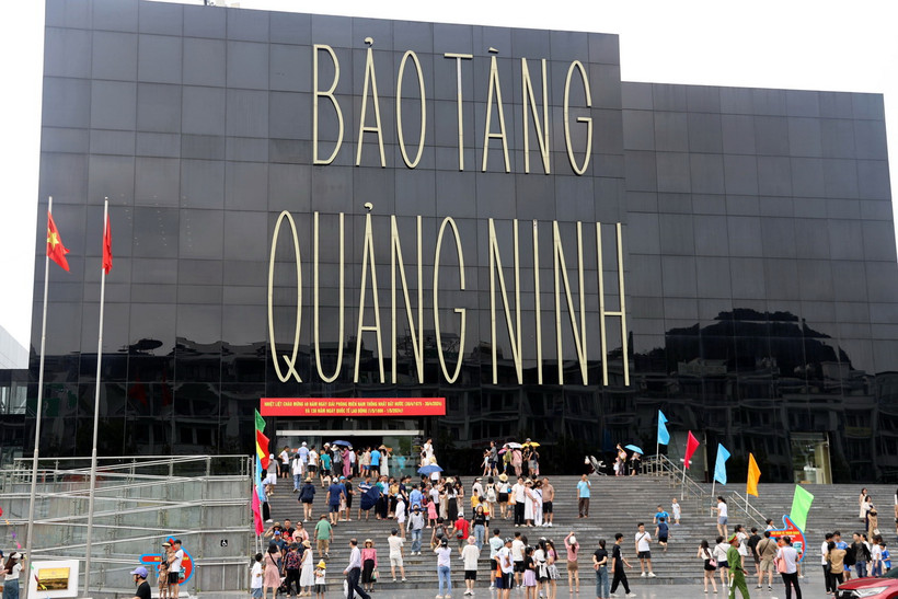 Bảo tàng Quảng Ninh thu hút đông du khách tới tham quan. (Ảnh: Đức Hiếu/TTXVN)