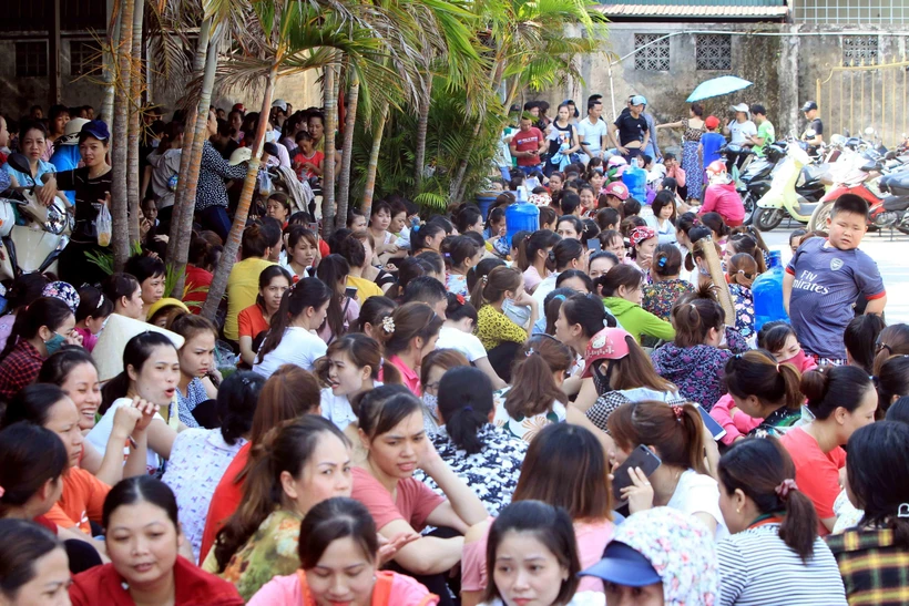 Công nhân của Công ty TNHH KaiYang dừng làm việc và chờ đợi phương án giải quyết từ các cơ quan chức năng. (Ảnh: An Đăng/TTXVN)