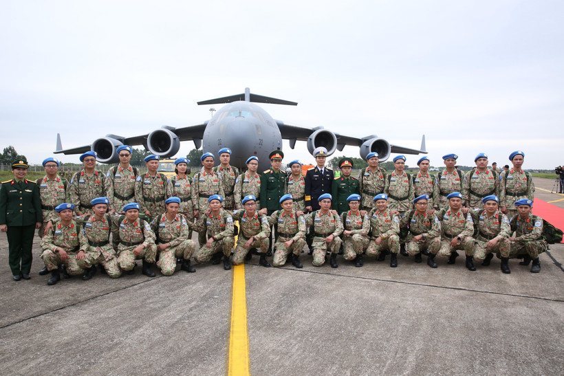 Cán bộ, chiến sỹ Bệnh viện dã chiến cấp 2 số 2 chụp ảnh chung trước khi lên máy bay sang Phái bộ Liên hợp quốc tại Nam Sudan thực hiện nhiệm vụ. (Ảnh: Dương Giang/TTXVN)