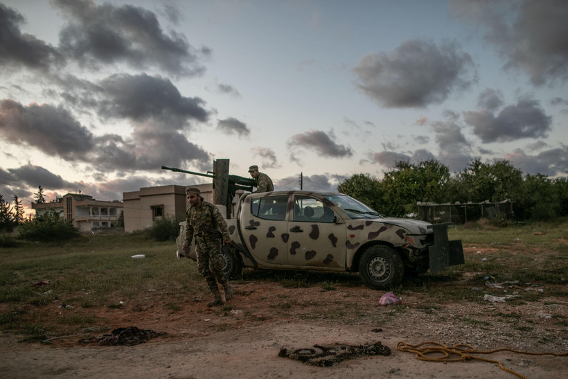 Lực lượng Chính phủ đoàn kết dân tộc Libya (GNA) trong cuộc giao tranh với lực lượng quân đội quốc gia Libya tại Tripoli, Libya. (Ảnh: THX/TTXVN)
