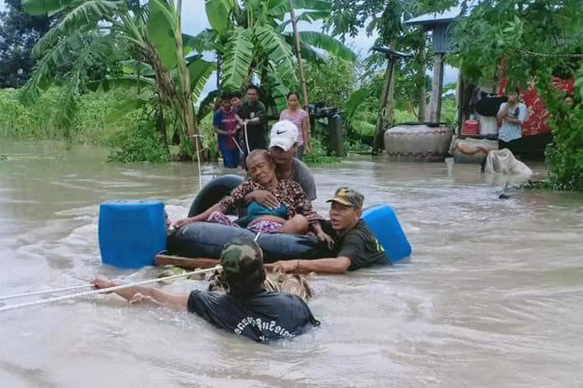 Các binh sỹ hỗ trợ người dân sơ tán khỏi vùng lũ tại tỉnh Battambang, Campuchia. (Ảnh: AFP/TTXVN)