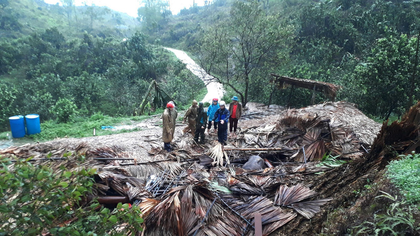 Do mưa đá, giông lốc khiến căn nhà sàn 4 gian ở của gia đình ông Lý Văn Phúc, thôn Thượng, xã Vĩ Thượng, huyện Quang Bình (Hà Giang) bị sập đổ hoàn toàn. (Ảnh: Minh Tâm/TTXVN)