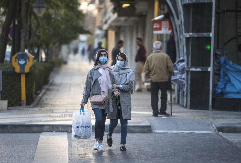 Người dân đeo khẩu trang phòng lây nhiễm COVID-19 tại Mashhad, Iran. (Ảnh: THX/ TTXVN)