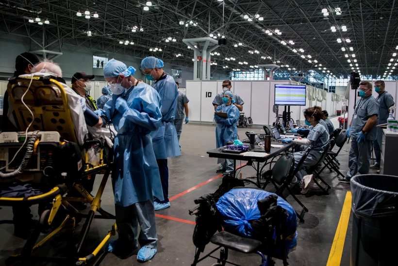 Lực lượng quân nhân Mỹ làm việc tại một trạm y tế ở New York. (Ảnh: AFP/TTXVN)
