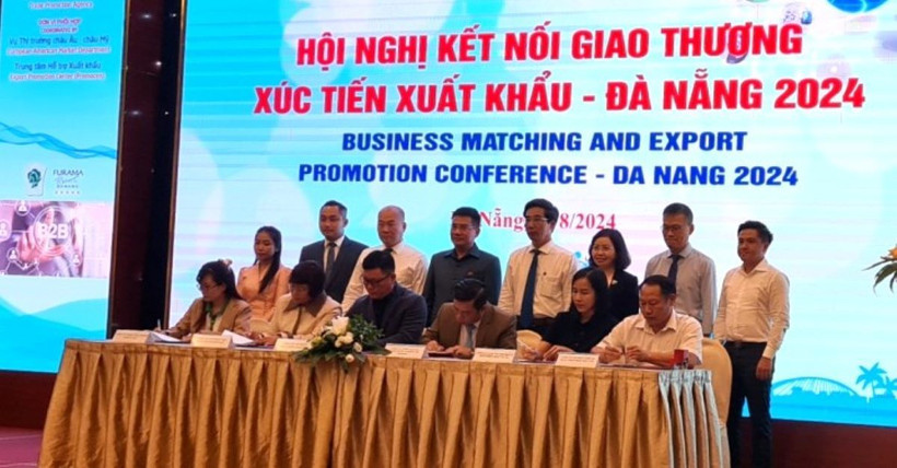 Các doanh nghiệp ký kết Hợp đồng nguyên tắc/Biên bản ghi nhớ cung ứng sản phẩm, dịch vụ. (Ảnh: Cổng Thông tin Điện tử thành phố Đà Nẵng)