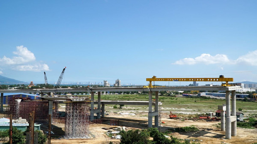 Dự án đường ven biển nối cảng Liên Chiểu có tổng mức đầu tư 1.203 tỷ đồng, đã giải ngân được 558,117 tỷ đồng, đạt 46% tổng mức đầu tư. (Ảnh: Quốc Dũng/TTXVN)