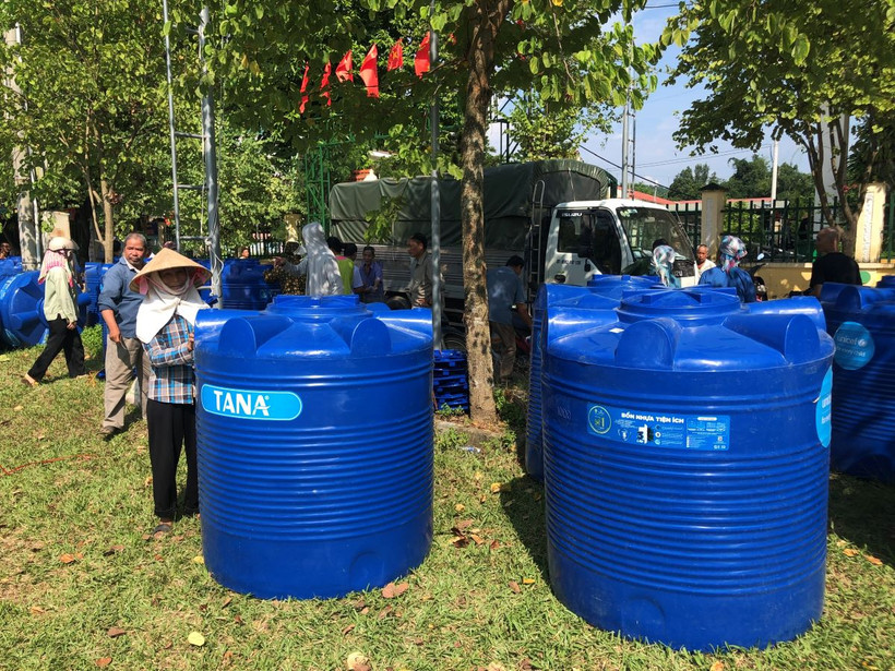 Người dân Lào Cai nhận bồn chứa nước do UNICEF hỗ trợ. (Ảnh: Báo Lào Cai)