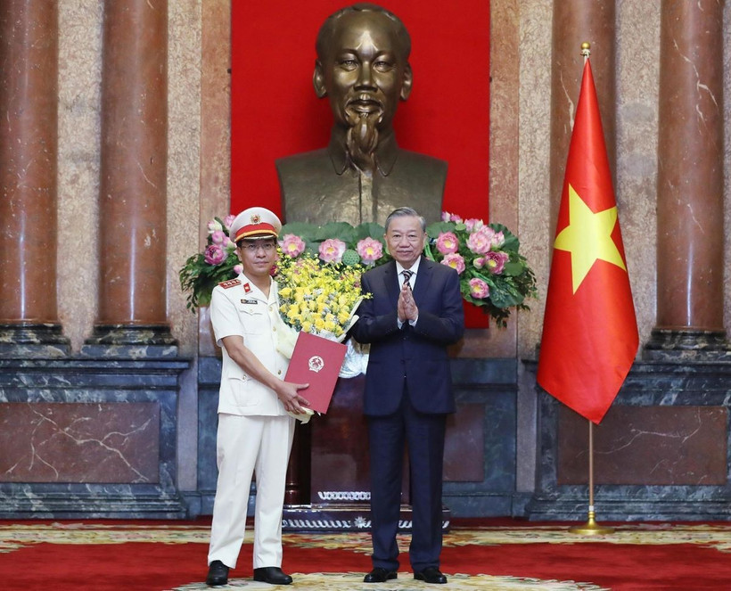 Tổng Bí thư, Chủ tịch nước Tô Lâm trao quyết định bổ nhiệm đồng chí Hồ Đức Anh giữ chức Phó Viện trưởng Viện Kiểm sát nhân dân tối cao. (Ảnh: Lâm Khánh/TTXVN)