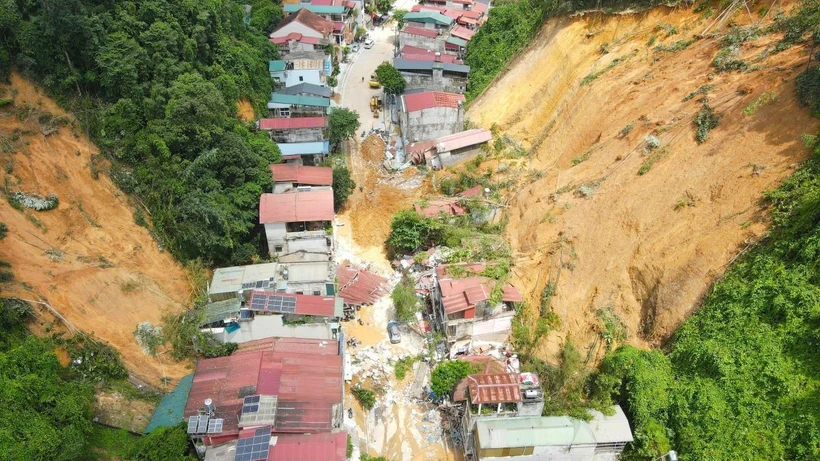 Hiện trường vụ sạt lở đất khiến 2 người tử vong tại phường Yên Ninh, thành phố Yên Bái. (Ảnh: Tuấn Anh/TTXVN)