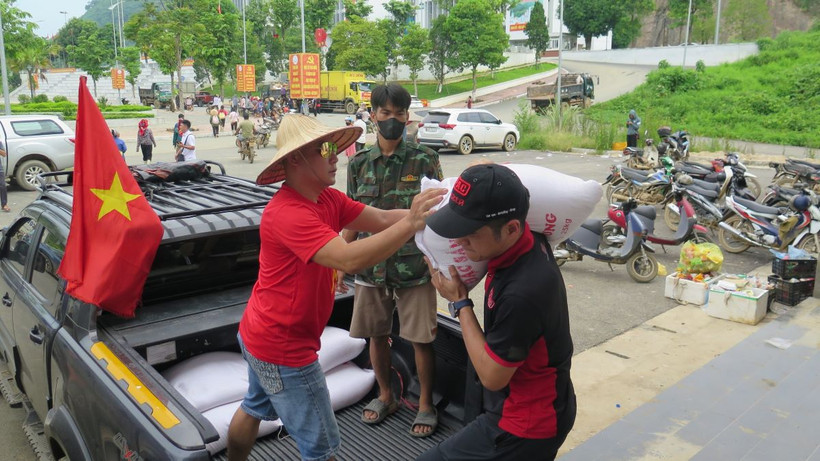 Tiếp nhận hàng cứu trợ của các tổ chức, cá nhân tại điểm tiếp nhận hàng cứu trợ huyện Bảo Yên, tỉnh Lào Cai. (Ảnh: Hồng Ninh/TTXVN)