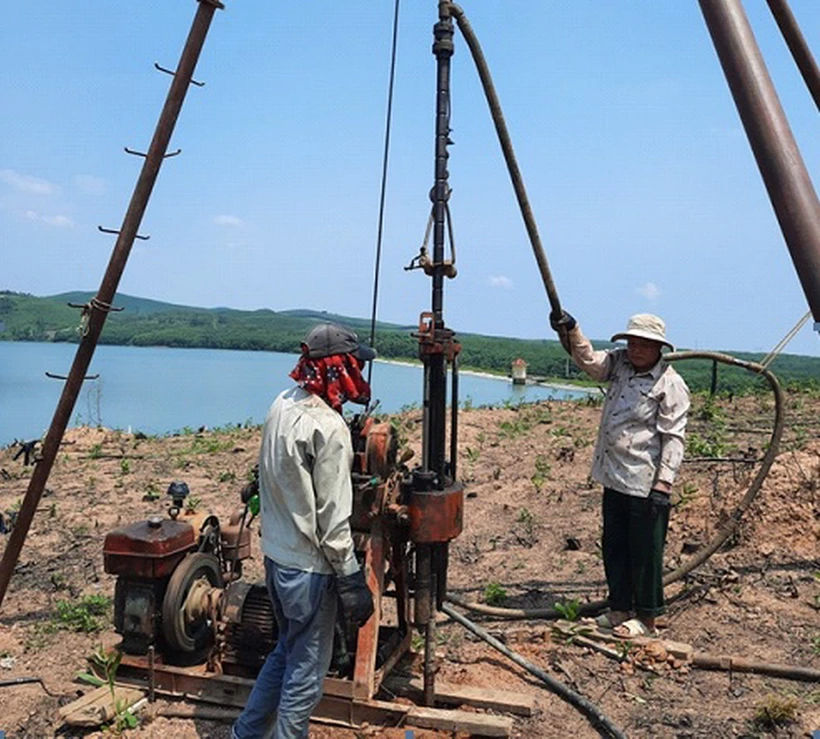 Khoan khảo sát địa chất khu vực xây dựng nhà máy xử lý nước sạch. (Nguồn: Sở Nông nghiệp và Phát triển Nông thôn tỉnh Quảng Bình)