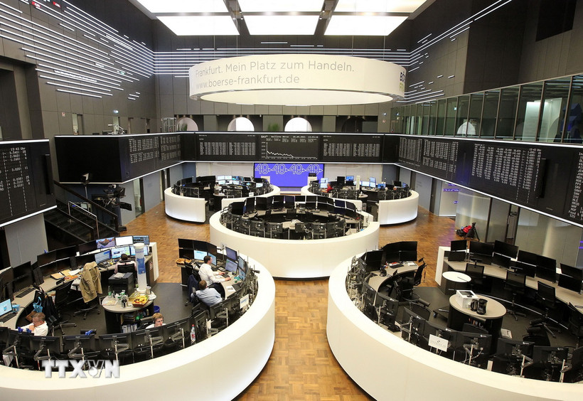 (Tư liệu) Giao dịch viên tại Sàn chứng khoán ở Frankfurt, Đức. Ảnh: AFP/TTXVN