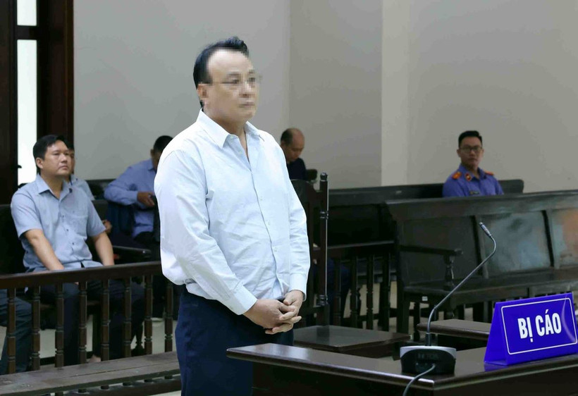 Bị cáo Đỗ Anh Dũng, Chủ tịch Tập đoàn Tân Hoàng Minh khai báo trước tòa. (Ảnh: Phạm Kiên/TTXVN)