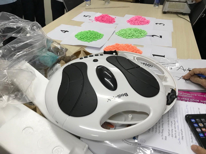 Ma túy được cất dấu tinh vi trong các thiết bị điện tử. (Ảnh: TTXVN phát)