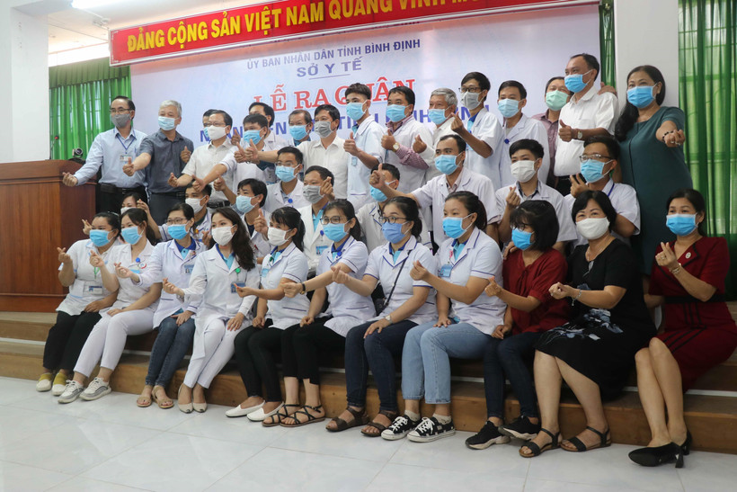 Đoàn y, bác sỹ tình nguyện tỉnh Bình Định chính thức lên đường chi viện Đà Nẵng chống dịch Covid-19 trước lúc lên đường làm nhiệm vụ. (Ảnh: Phạm Kha/TTXVN)