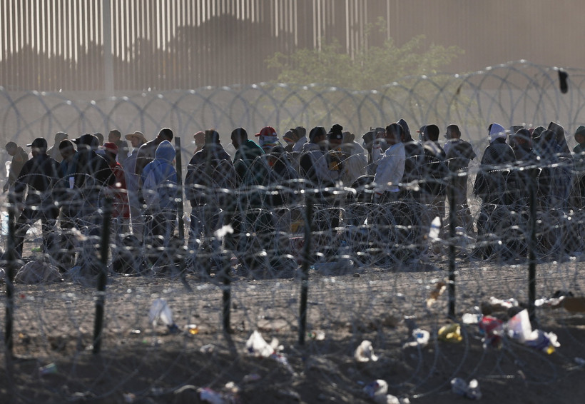 Người di cư từ Ciudad Juarez, Mexico chờ được vào bang Texas, Mỹ. (Ảnh: AFP/TTXVN)