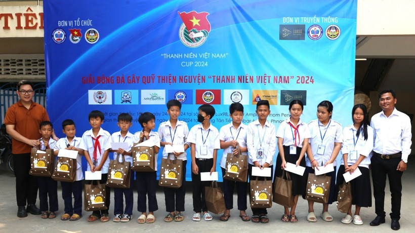 Trao quà và học bổng cho con em người gốc Việt tại Trường Tiểu học Hữu nghị Khmer-Việt Nam Tân Tiến. (Ảnh: Hoàng Minh/TTXVN)