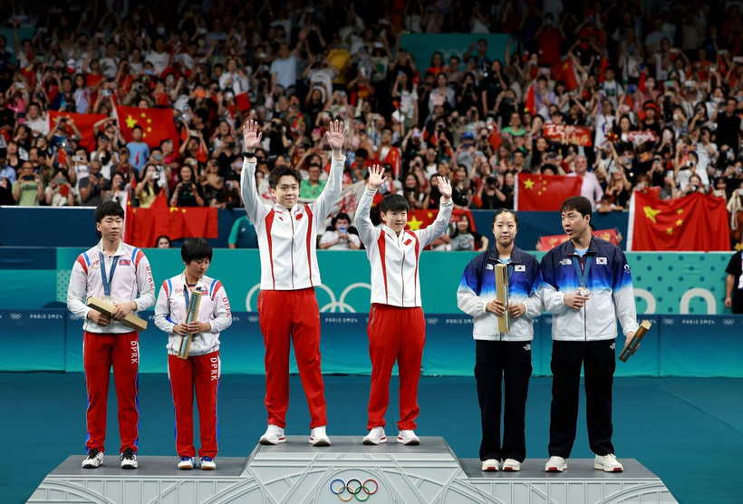 Ri Yong Sik và Kim Kum Yong của Triều Tiên (trái) giành huy chương Bạc nội dung bóng bàn đôi nam nữ tại Olympic Paris 2024, Pháp, ngày 30/7. (Ảnh: THX/TTXVN)