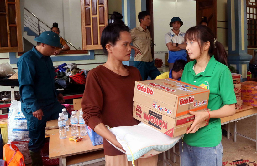 Hỗ trợ các mặt hàng thiết yếu cho người dân bản Phiêng Nghè, chiều 31/7. (Ảnh: Quang Quyết/TTXVN)