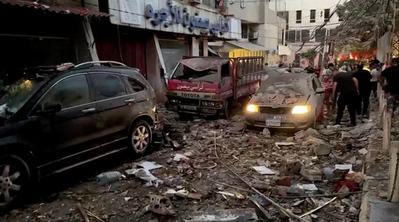 Cảnh đổ nát sau vụ không kích của Israel xuống khu vực ngoại ô thủ đô Beirut của Liban ngày 30/7. (Ảnh: Reuters/TTXVN)