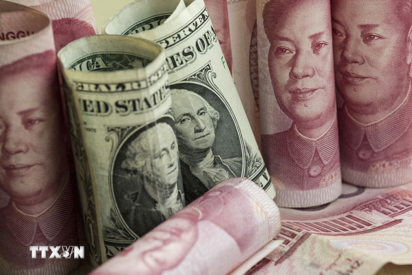 Đồng USD và nhân dân tệ. (Ảnh: TTXVN)