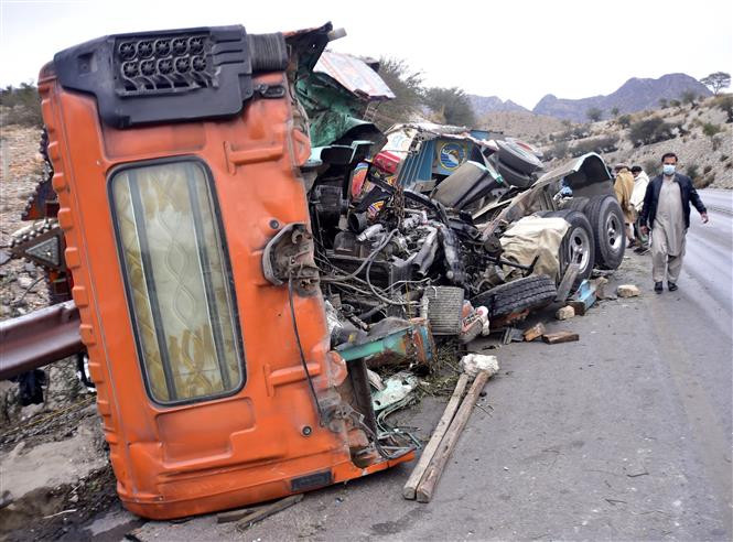 Hiện trường một vụ tai nạn giao thông ở Pakistan. (Ảnh: THX/TTXVN)