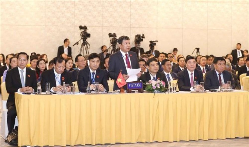 Đoàn đại biểu Việt Nam dự Phiên toàn thể thứ nhất Hội nghị Cấp cao Quốc hội ba nước Campuchia-Lào-Việt Nam (CLV) lần thứ nhất. (Ảnh: Doãn Tấn/TTXVN)