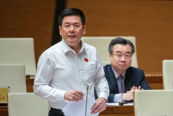 Bộ trưởng Bộ Công Thương Nguyễn Hồng Diên trả lời chất vấn. (Ảnh: CTV/Vietnam+)