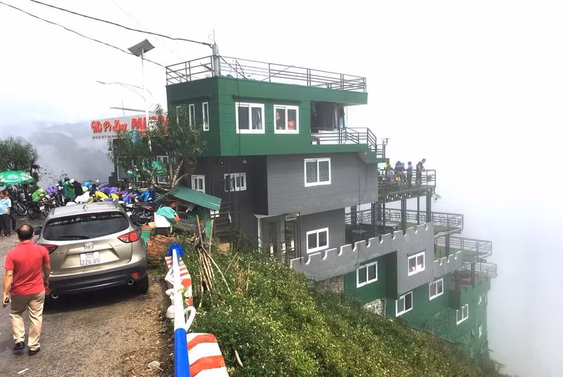 Công trình xây dựng nhà nghỉ, nhà hàng Panorama trái phép ở đỉnh đèo Mã Pì Lèng, huyện Mèo Vạc, tỉnh Hà Giang. (Ảnh: TTXVN)