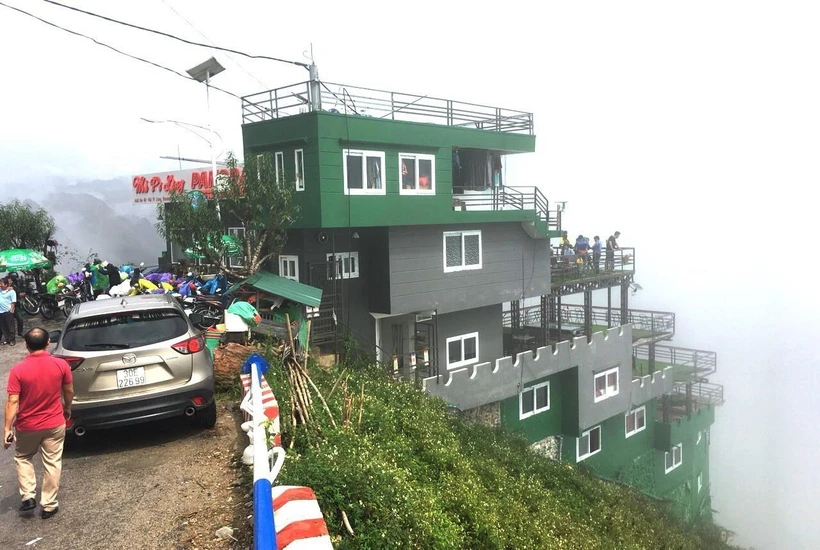 Công trình xây dựng nhà nghỉ, nhà hàng Panorama trái phép ở đỉnh đèo Mã Pì Lèng, huyện Mèo Vạc, tỉnh Hà Giang. (Ảnh: TTXVN)