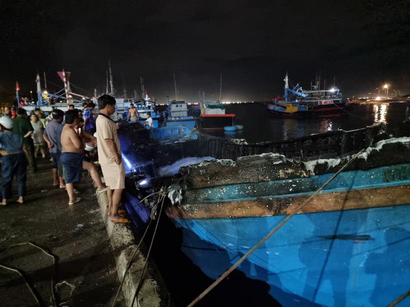 Hiện trường vụ cháy tàu cá tại cảng Ninh Chữ (huyện Ninh Hải, Ninh Thuận). (Ảnh: Nguyễn Thành/TTXVN)