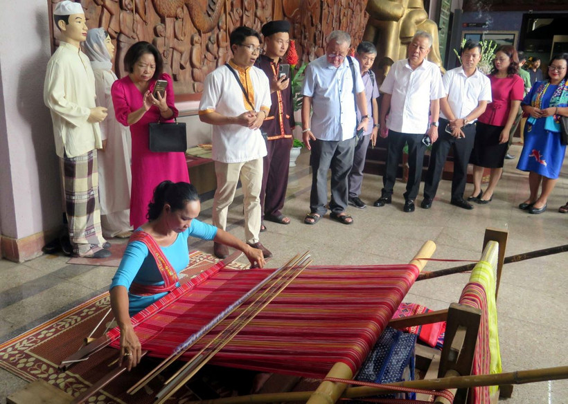 Nghệ nhân tỉnh Ninh Thuận trình diễn nghề dệt thổ cẩm. (Ảnh: Thu Hằng/TTXVN)