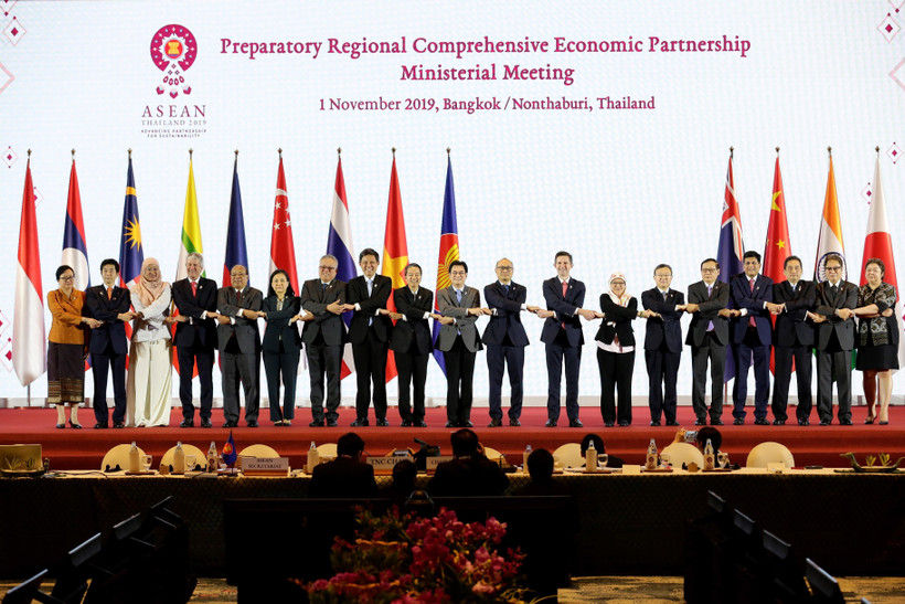 Các đại biểu chụp ảnh chung tại Hội nghị Cấp Bộ trưởng về Hiệp định Đối tác kinh tế toàn diện khu vực (RCEP) ở Nontha Buri, Thái Lan ngày 1/11/2019. (Ảnh: Lý Hữu Kiên/TTXVN)