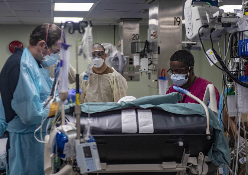 Nhân viên y tế Mỹ chuyển bệnh nhân nhiễm COVID-19 từ tàu bệnh viện USNS Comfort về tiếp tục điều trị tại một bệnh viện địa phương ở New York. (Ảnh: AFP/TTXVN)