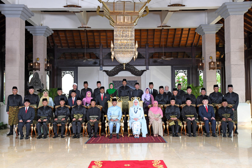 Quốc vương Malaysia Sultan Abdullah Sultan Ahmad Shah (giữa, trái), Hoàng hậu Tunku Azizah Aminah Maimunah Iskandariah (giữa, phải) và Thủ tướng Muhyiddin Yassin (thứ 5, trái, hàng trước) cùng các thành viên nội các mới chụp ảnh chung.