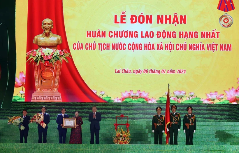 Thừa Ủy quyền của Chủ tịch nước, Bộ trưởng Bộ Công an Tô Lâm trao Huân chương Lao động hạng Nhất cho Đảng bộ, chính quyền và nhân dân tỉnh Lai Châu. (Ảnh: Quý Trung/TTXVN)