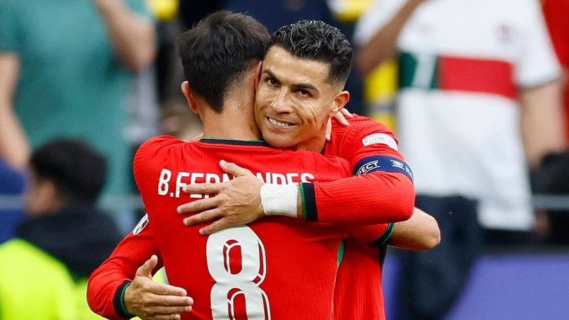 Ronaldo ăn mừng sau khi kiến tạo cho Bruno ghi bàn ấn định chiến thắng cho Bồ Đào Nha. (Nguồn: Reuters)