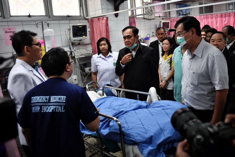 Thủ tướng Thái Lan Prayut Chan-o-cha (giữa) thăm nạn nhân còn sống sót trong vụ xả súng tại thành phố Korat thuộc tỉnh Nakhon Ratchasima ngày 9/2/2020. (Ảnh: AFP/TTXVN)