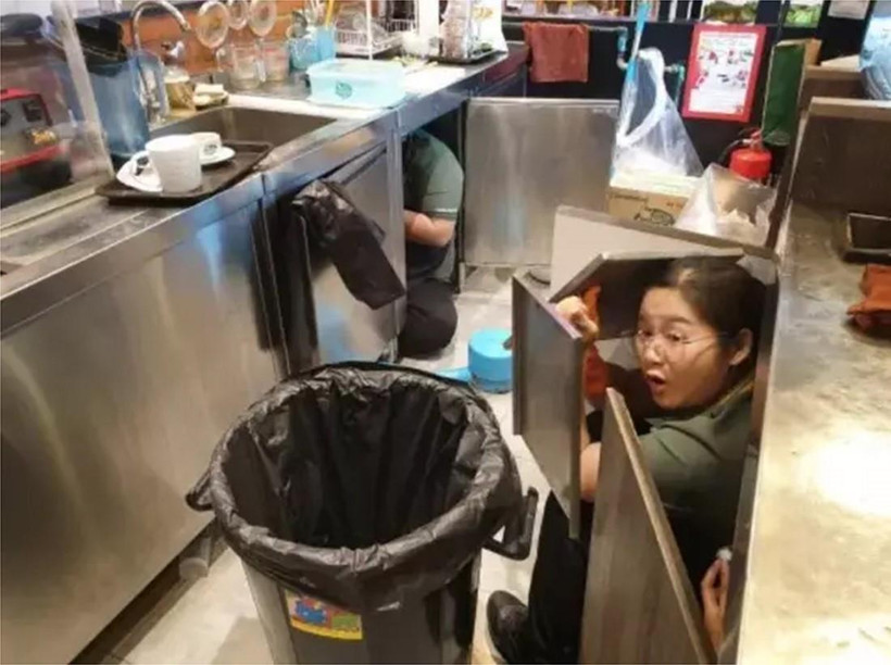 Các nhân viên một cửa hàng tại trung tâm thương mại ở Nakhon Ratchasima tìm cách trốn khi vụ xả súng xảy ra, ngày 8/2/2020. (Ảnh: Ladbible/TTXVN)