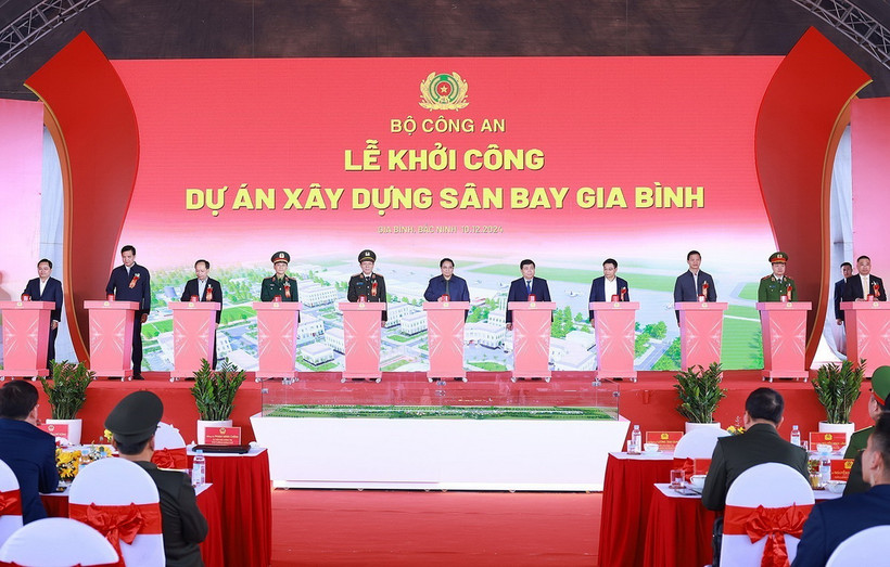 Thủ tướng Phạm Minh Chính và các đại biểu thực hiện nghi thức khởi công Dự án xây dựng Sân bay Gia Bình. (Ảnh: Dương Giang/TTXVN)