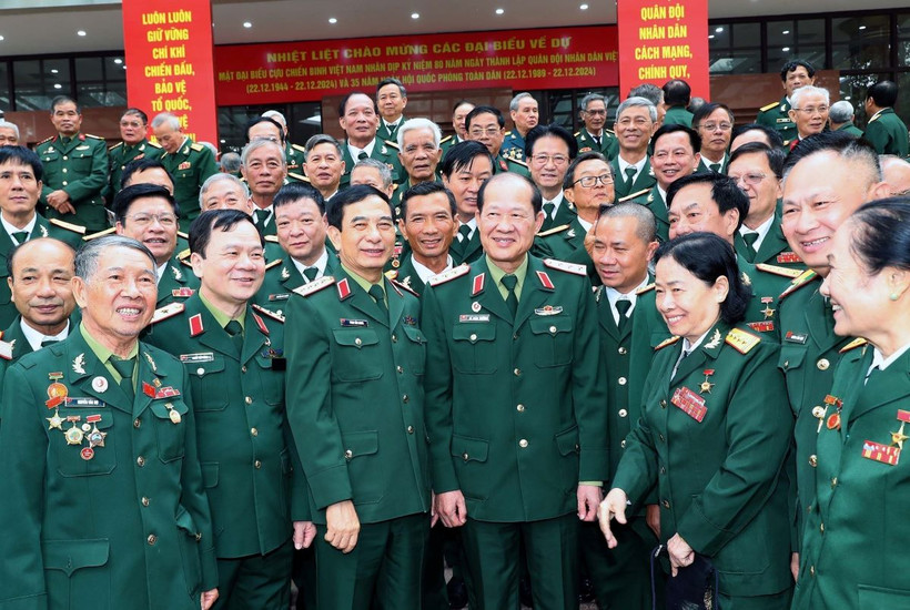 Đại tướng, Bộ trưởng Quốc phòng Phan Văn Giang, Thượng tướng Bế Xuân Trường, Chủ tịch Hội Cựu chiến binh Việt Nam và các đại biểu tại buổi gặp mặt. (Ảnh: Trọng Đức/TTXVN)