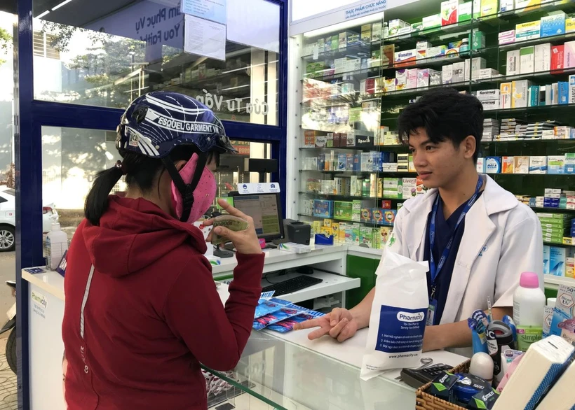 Người dân đến mua thuốc tại một cửa hàng thuộc hệ thống Pharmacity. (Ảnh: Đinh Hằng/ TTXVN)