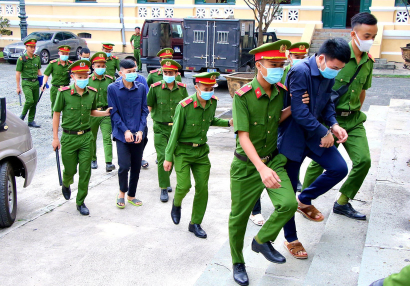 Các bị cáo được dẫn giải tới phiên tòa ngày 19/11/2020. (Ảnh: Thành Chung/TTXVN)