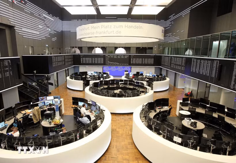 Giao dịch viên tại Sàn chứng khoán ở Frankfurt, Đức. (Ảnh: AFP/TTXVN)