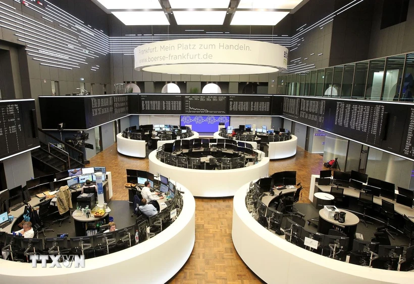 Giao dịch viên tại Sàn chứng khoán ở Frankfurt, Đức. (Ảnh: AFP/TTXVN)