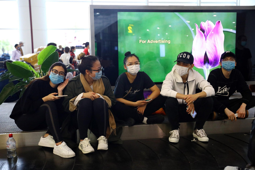 Du học sinh trở về từ châu Âu chờ di chuyển đến nơi cách ly tập trung. (Ảnh: Huy Hùng/TTXVN)