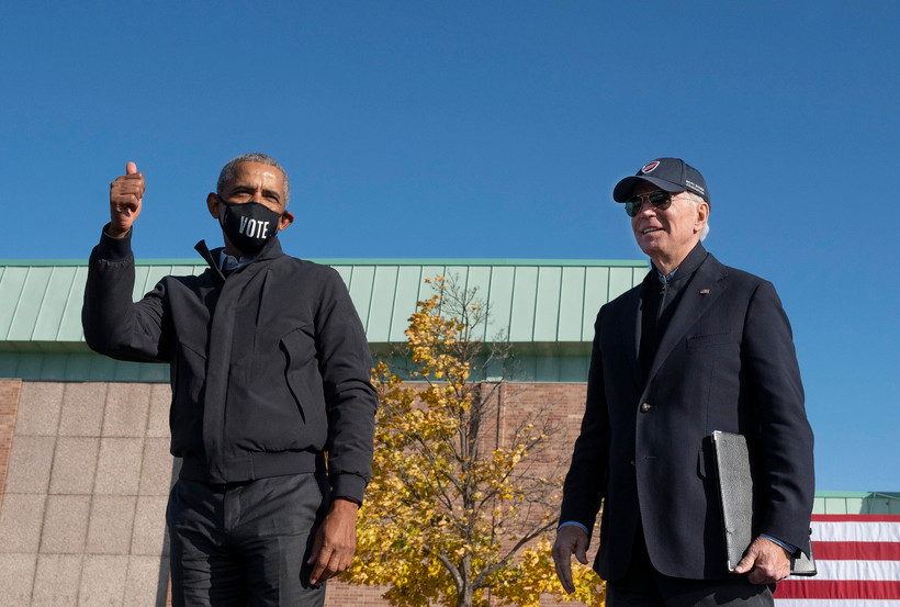 Cựu Tổng thống Mỹ Barack Obama (trái) và ứng cử viên Tổng thống của Đảng Dân chủ Joe Biden (phải) tại cuộc vận động tranh cử ở bang Michigan ngày 31/10/2020. (Ảnh: AFP/TTXVN)