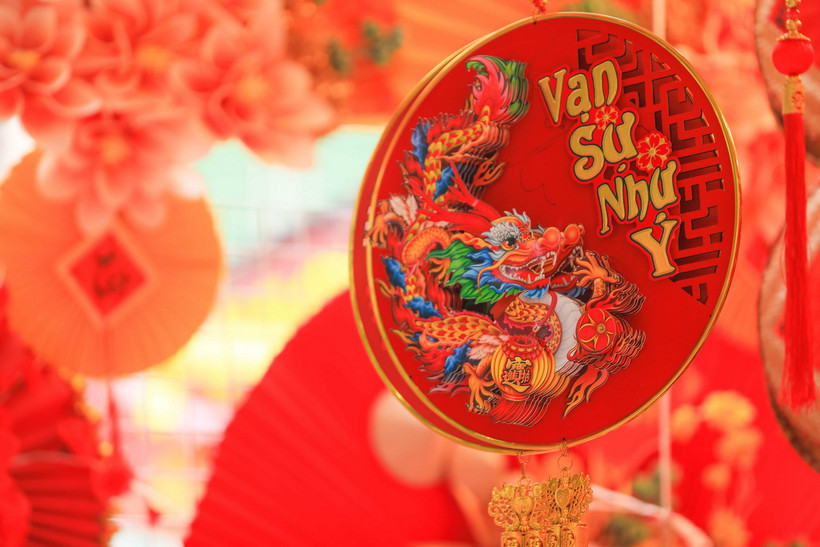 Phụ kiện trang trí Tết 2024 Giáp Thìn với lời chúc "Vạn sự như ý" trên phố Hàng Mã. (Ảnh: Hoàng Hiếu/TTXVN)